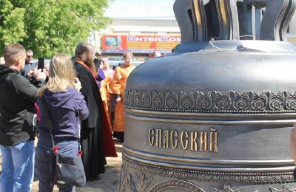 Митрополит Новосибирский и Бердский Никодим освятил колокола Спасского собора
