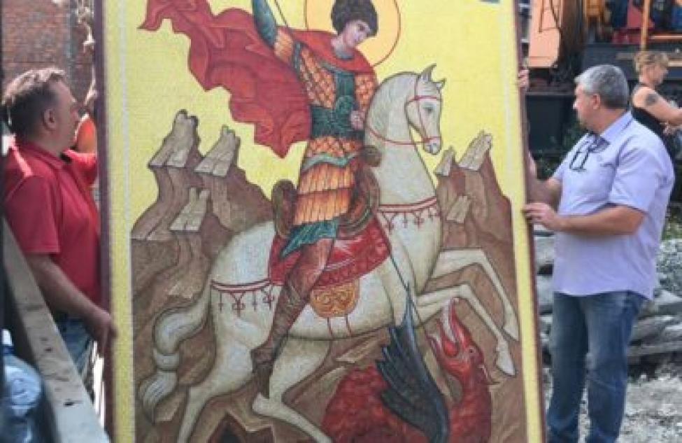 Стены Спасского собора украсили мозаичными иконами