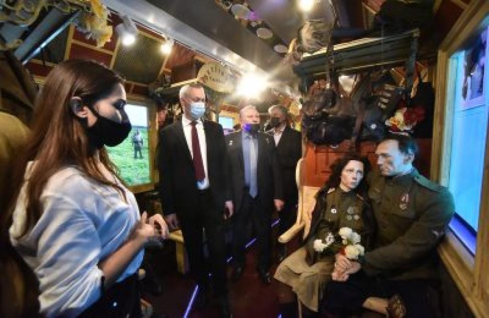 Губернатор поблагодарил авторов экспозиции передвижного музея «Поезд Победы» и предложил добавить в состав вагон о подвиге тыла