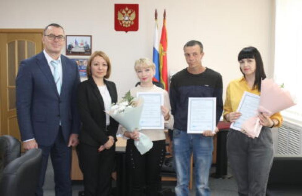 Глава района вручил жилищные сертификаты детям сиротам