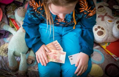 Первые выплаты на детей от 8 до 16 лет россияне получат в мае