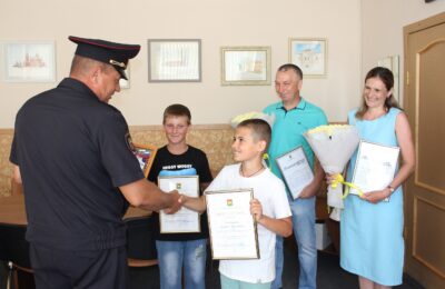 Двух школьников из Куйбышева наградили за благородный поступок