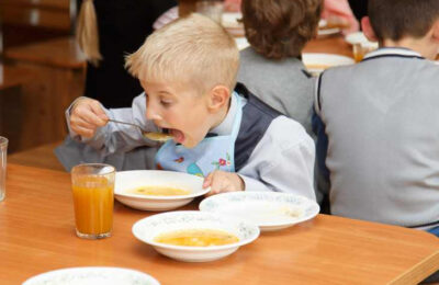 Диспропорцию в стоимости питания школьников устранили в Новосибирской области