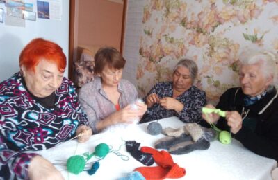 Теплые вещи на фронт: в Куйбышеве женщины начали вязать для военнослужащих