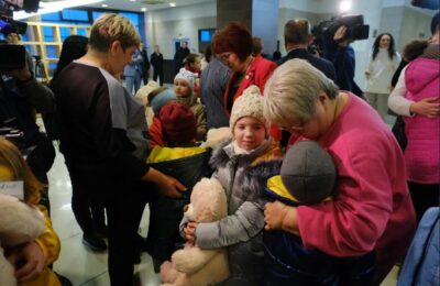 Очень важно всех отогреть – 24 ребенка из Донбасса передали в приемные семьи в Новосибирске