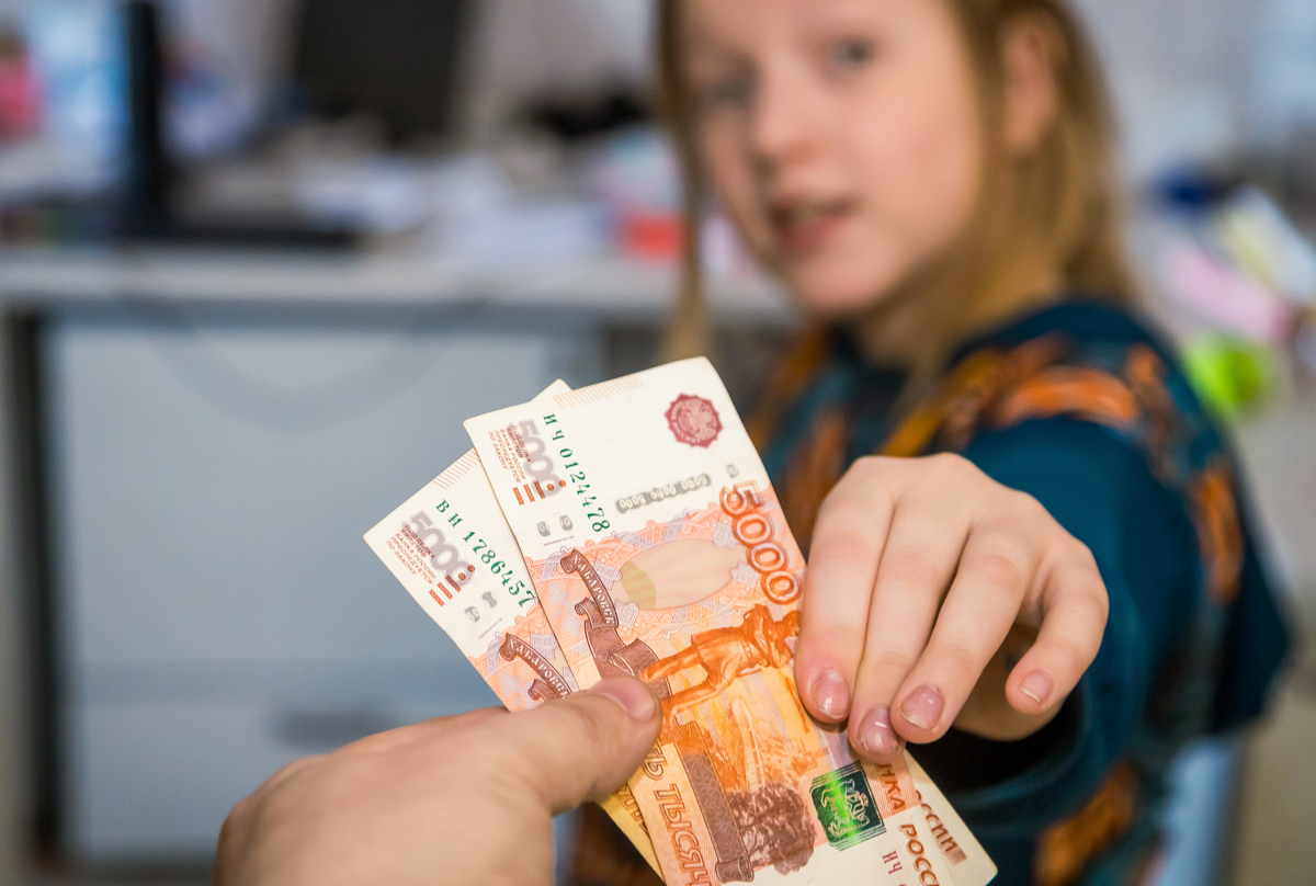 Пособия на детей в 2023. Ребенок с деньгами руби. Пособия на детей. Пособие на дете. Ежемесячные детские пособия.