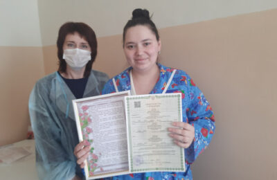 Мам новорожденных детей отдел ЗАГС Куйбышевского района поздравил в роддоме