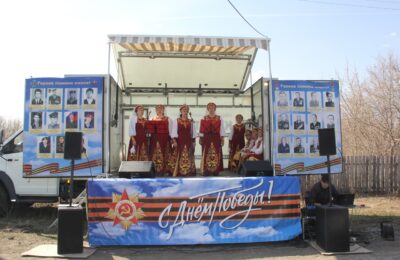 Артисты автоклуба выступают перед сельчанами в Куйбышевском районе