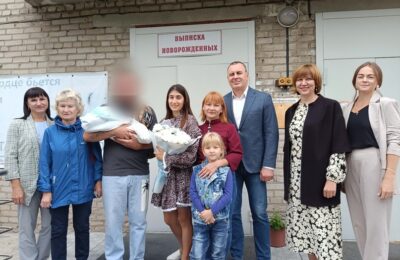 Участника СВО с рождением сына поздравил глава Куйбышевского района Олег Караваев