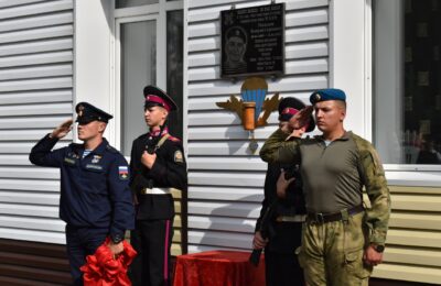 Мемориальную доску памяти Валерия Усольцева открыли на территории школы №4 в Куйбышеве