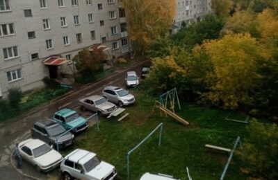 Автопарковка на детской площадке в Куйбышеве является незаконной