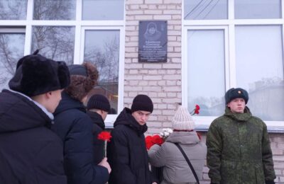 В память о герое СВО Александре Афанасьеве открыли мемориальную доску в Куйбышеве