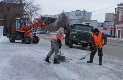 Почти 700 единиц техники ежедневно чистят дороги от снега в Новосибирской области