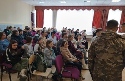 Участники СВО в отпуске встретились с волонтерами родной школы в Куйбышеве