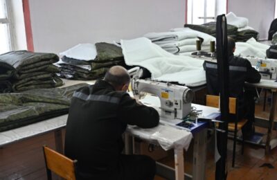 Почти 5000 спальных мешков изготовили для нужд СВО в новосибирском учреждении ГУФСИН