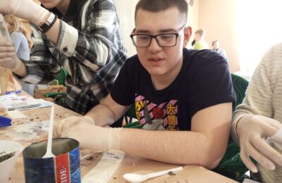 Студент из Куйбышева Роман Рудаков фасует уникальный чай для бойцов СВО
