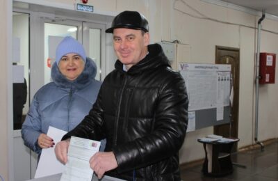 Глава Куйбышевского района Олег Караваев проголосовал с семьёй в числе первых