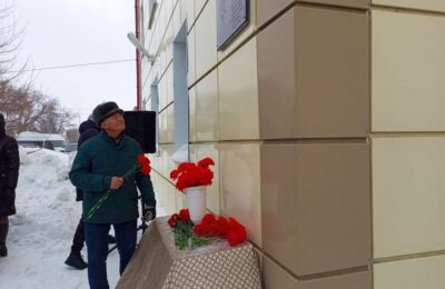 Мемориальную доску в память о Заслуженном враче РСФСР Николае Моисеенко открыли в Куйбышеве