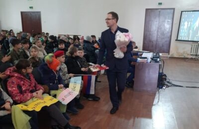 Цветы для мамы: бойцы поздравили землячек в Куйбышевском районе