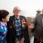 Активисты «Единой России» в Новосибирске поздравляют фронтовиков с Днем Победы