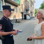 Полицейские на улицах Куйбышева предупреждают граждан о мошенниках