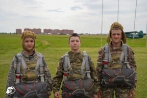Первая девушка-юнармеец из Куйбышева совершила прыжок с парашютом