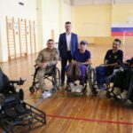 Первую в Новосибирской области электроколяску для занятий футболом передали ветерану СВО