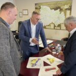 Участник проекта «Герои Новосибири» знакомится с работой министерства строительства