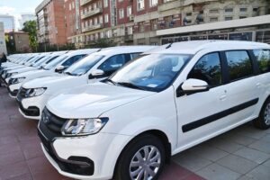 Андрей Травников вручил ключи от автомобилей многодетным семьям