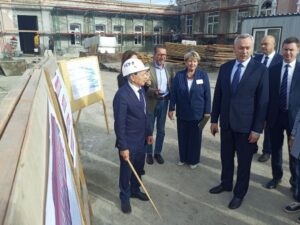 Андрей Травников назвал уникальной возможностью капремонты школ и детсадов