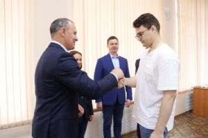 Сотрудникам ЦРБ вручили ключи от новых квартир в Куйбышеве