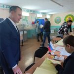 Глава Куйбышевского района Олег Караваев проголосовал одним из первых
