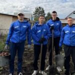 Молодогвардейцы в Куйбышеве помогают семьям участников СВО в сборе урожая
