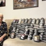 Бабушка Тома из Куйбышева связала сто пар носков для бойцов