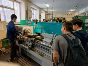 Школьники в Куйбышеве знакомились с профессией токаря