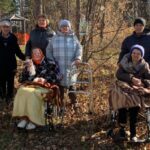 Жители отделения милосердия кормят птиц в «Березовой роще» Куйбышева