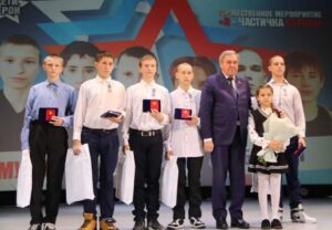 Детей-героев наградили медалью «За проявленное мужество» в Куйбышевском районе