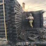 Пожарный вынес женщину из горящего дома в Новосибирской области