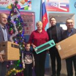 Компьютер Ивушкинской школе вручил депутат Законодательного Собрания Сергей Смирнов