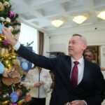 Губернатор Андрей Травников и министры присоединились к акции «Ёлка желаний»