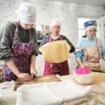 Школьницы в ауле Куйбышевского района приготовили лапшу и чак-чак для бойцов