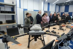 Андрей Травников оценил возможности учебных лабораторий «Авангарда» под Бердском