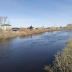 Вода в реке Омь Новосибирской области поднимается