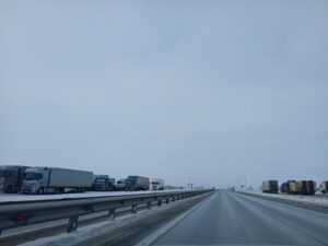 Временный запрет для движения большегрузов введут в Новосибирской области