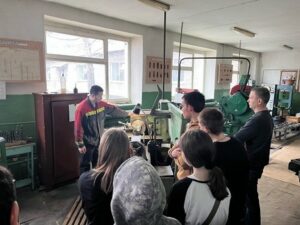 Школьники знакомятся с профессией токаря в Куйбышеве