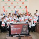 Почти 40 школьников в Куйбышеве торжественно поздравили с получением паспорта