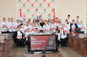 Почти 40 школьников в Куйбышеве торжественно поздравили с получением паспорта