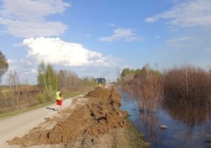 Более 1000 тонн глины направили на укрепление берегов Оми в Куйбышевском районе