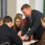 Педагог из Куйбышева Павел Потапенко со своими учениками будет писать ЕГЭ по физике