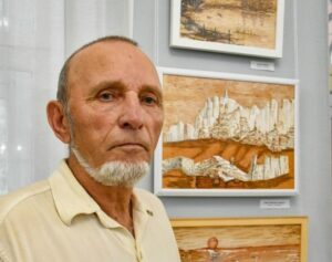 Более 120 берестяных панно мастера из Куйбышевского района представили в Новосибирске